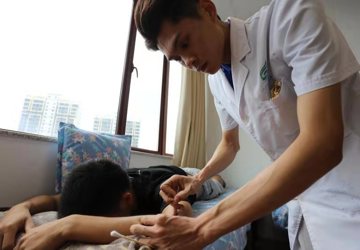 外出诊疗的路上，他“顺手”救过好几人