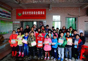 市中医院“爱心父母”探望贫困学子