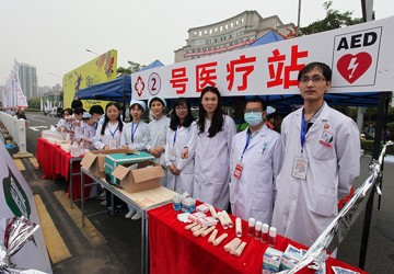 清远市中医院48名医务人员为清马保驾护航