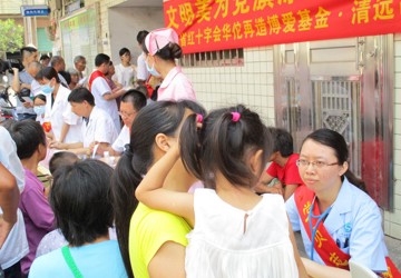 市中医院联合多部门党员志愿者 “送医送药送法律知识 ”到大路边镇